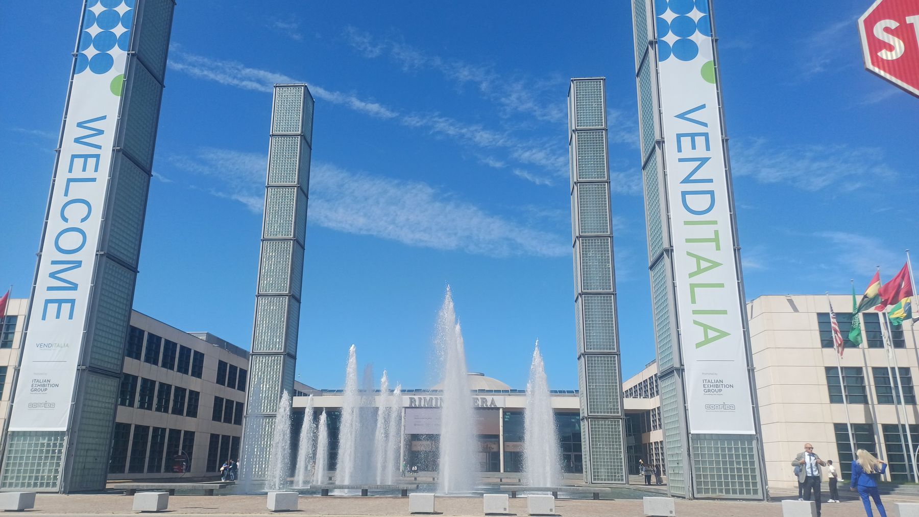 Les totems Venditalia à l'entrée du salon international de la distribution automatique, mai 2026.