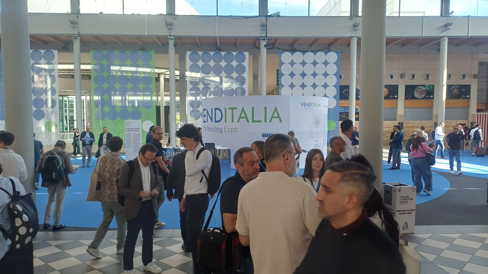 Les allées du salon Venditalia 2026 et les échanges entre professionnels du secteur