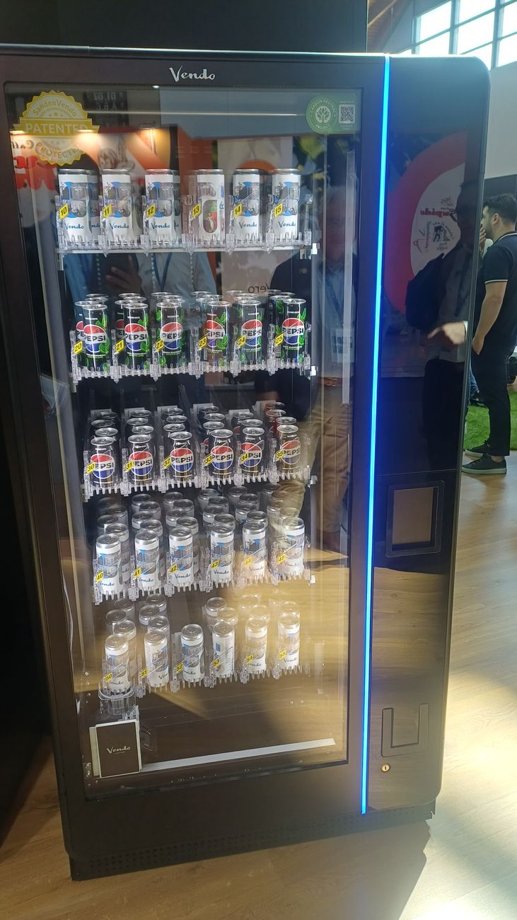 Distributeur automatique réfrigéré de boissons à façade vitrée