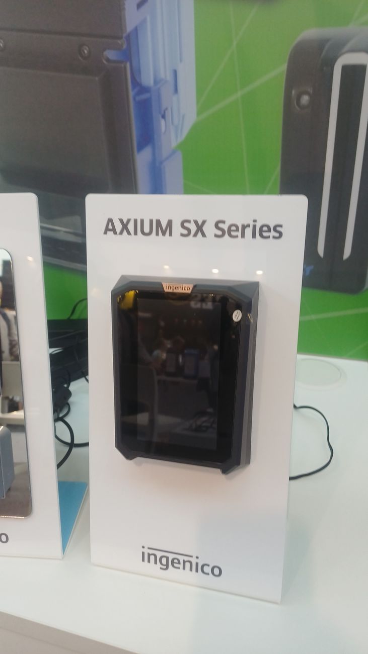 Terminal de paiement cashless Ingenico Axium SX exposé à Venditalia 2026