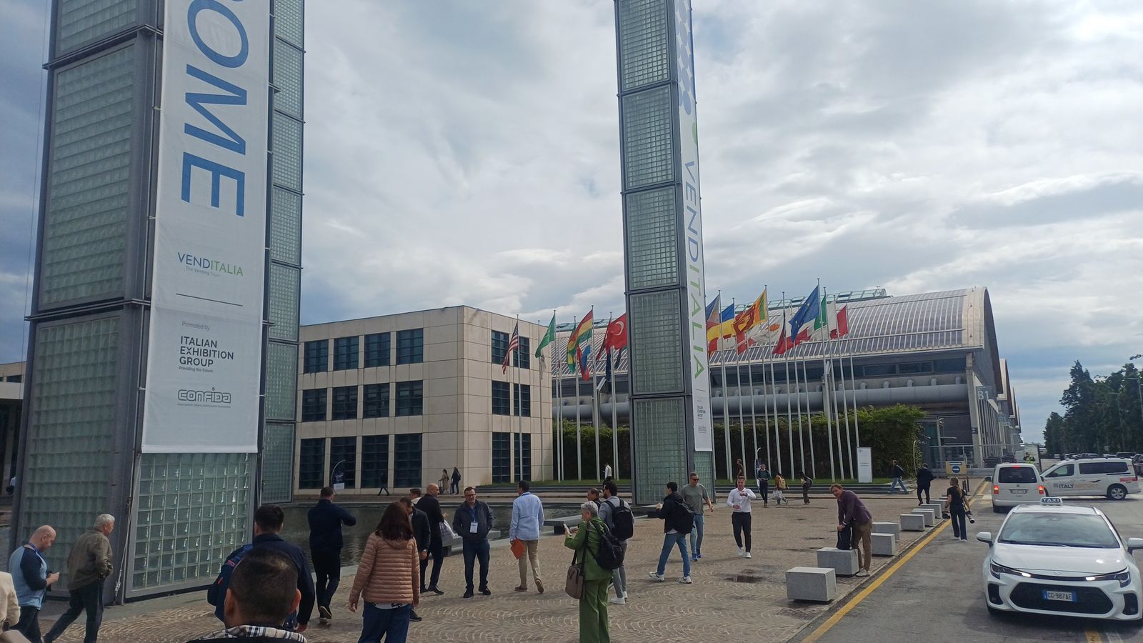 Entrée du salon Venditalia 2026, avec les drapeaux des pays participants